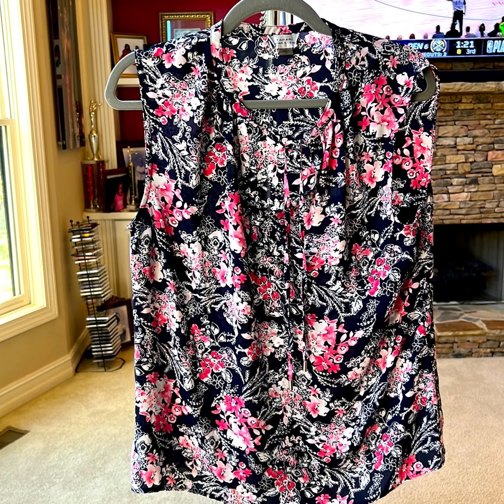 Beautiful gently loved Tahari sleeveless top.